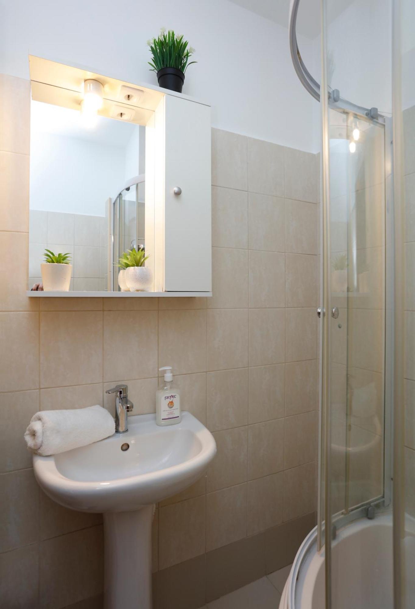 Enchanting Retreat - Historic Old Town - Pet-Friendly Haven - Steps From Unirii 布加勒斯特 外观 照片