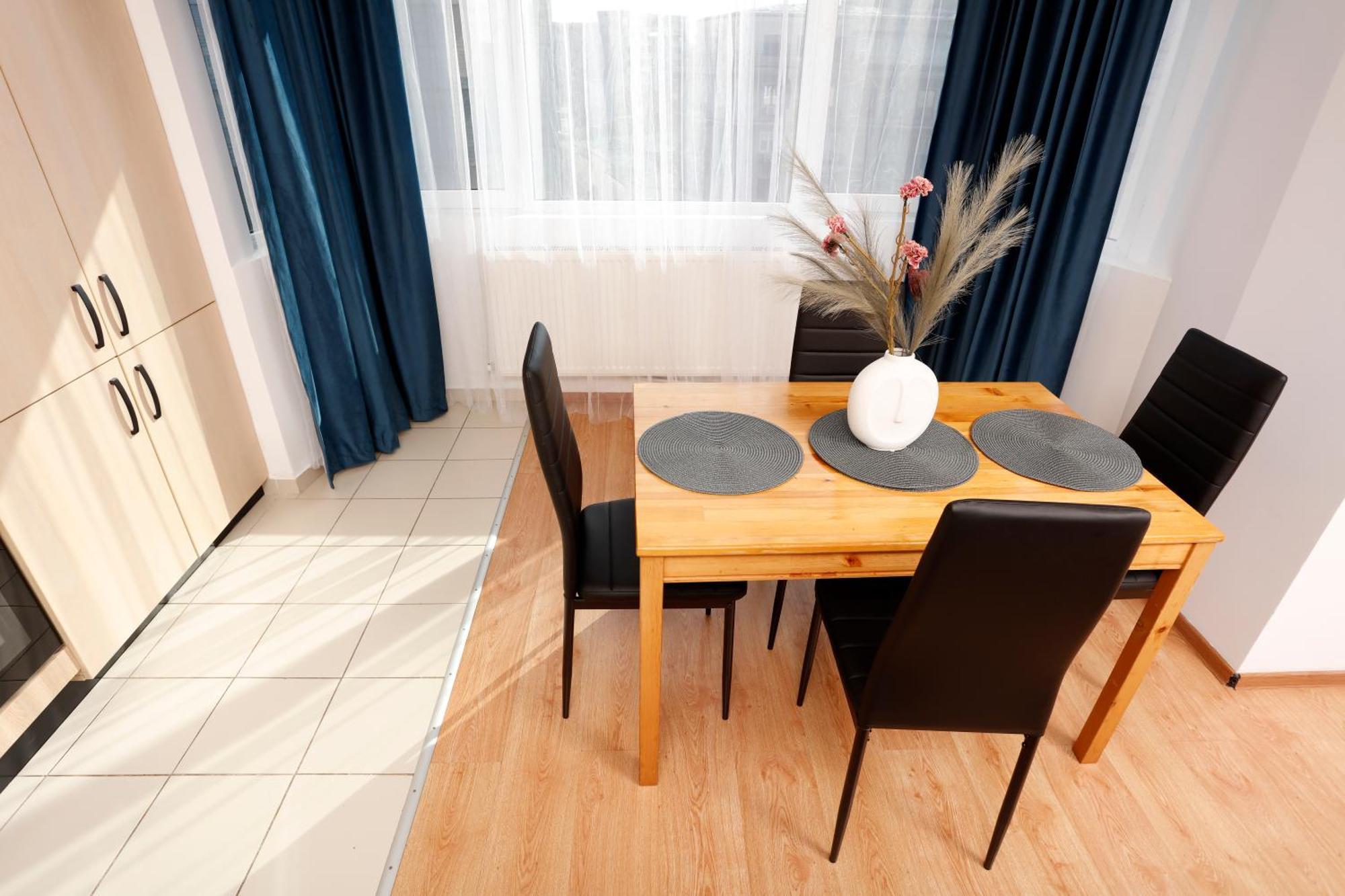 Enchanting Retreat - Historic Old Town - Pet-Friendly Haven - Steps From Unirii 布加勒斯特 外观 照片