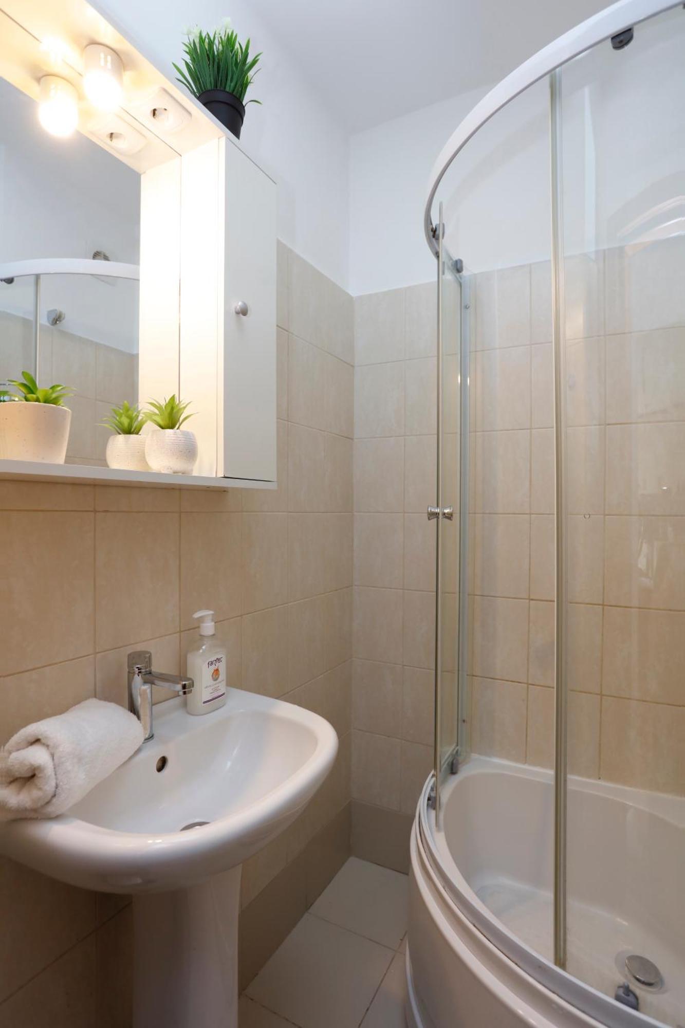 Enchanting Retreat - Historic Old Town - Pet-Friendly Haven - Steps From Unirii 布加勒斯特 外观 照片