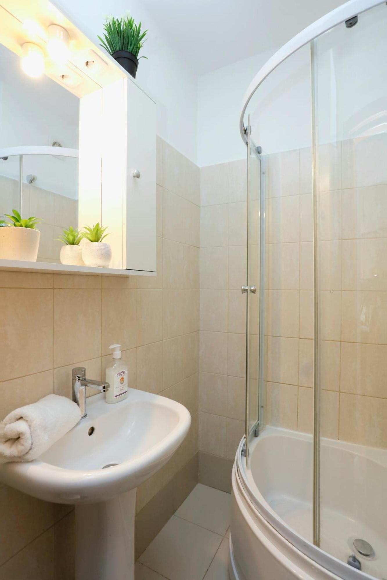 Enchanting Retreat - Historic Old Town - Pet-Friendly Haven - Steps From Unirii 布加勒斯特 外观 照片
