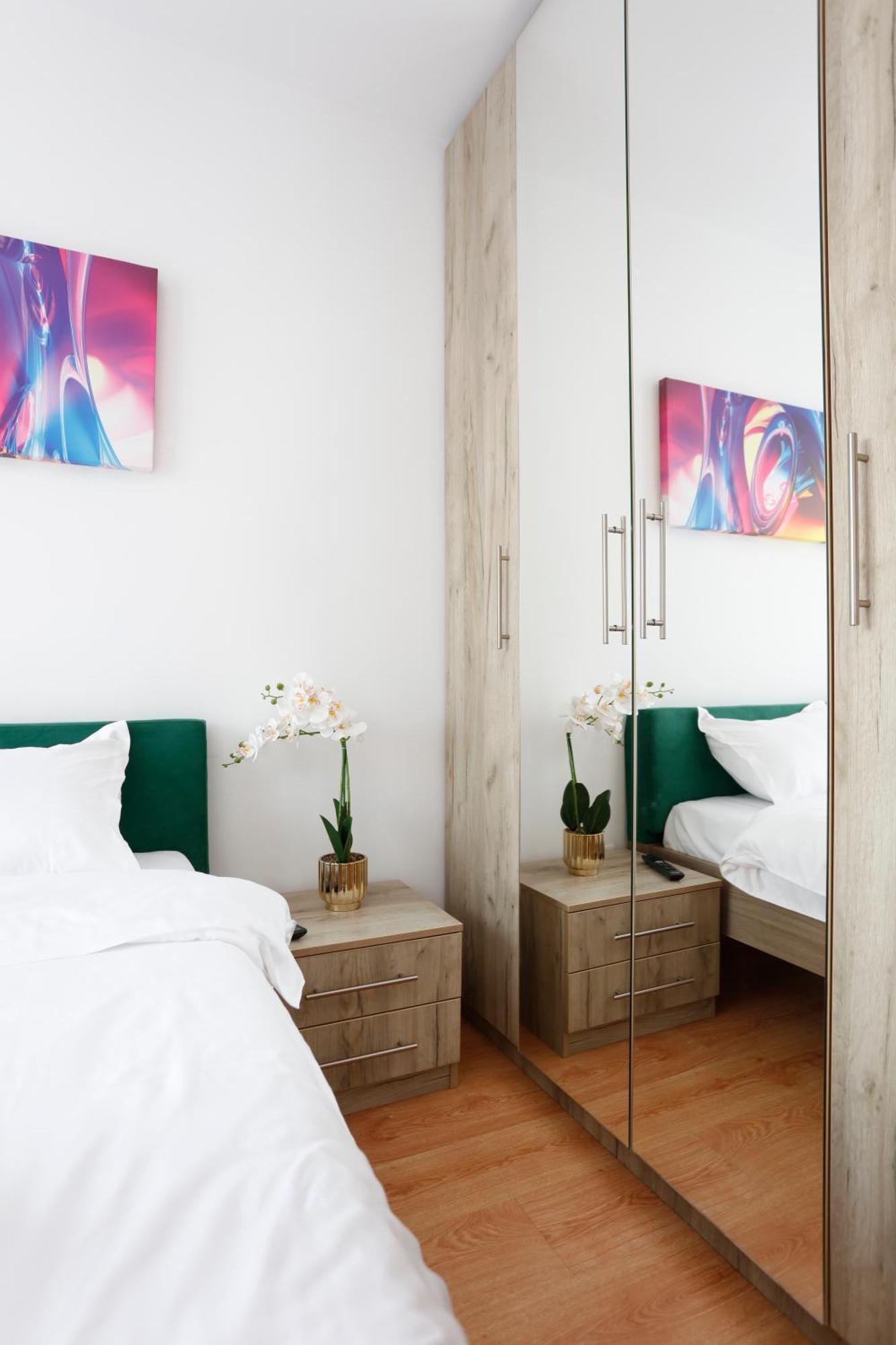 Enchanting Retreat - Historic Old Town - Pet-Friendly Haven - Steps From Unirii 布加勒斯特 外观 照片